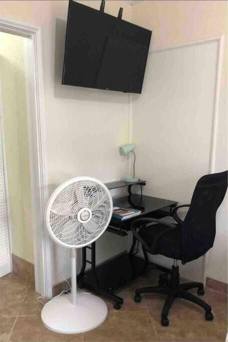 Kelly'S Studio Apartment - Rental Near Airport, Amenities And Bus Route Сейнт Филип Екстериор снимка