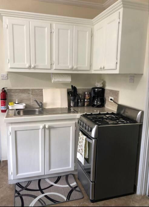 Kelly'S Studio Apartment - Rental Near Airport, Amenities And Bus Route Сейнт Филип Екстериор снимка