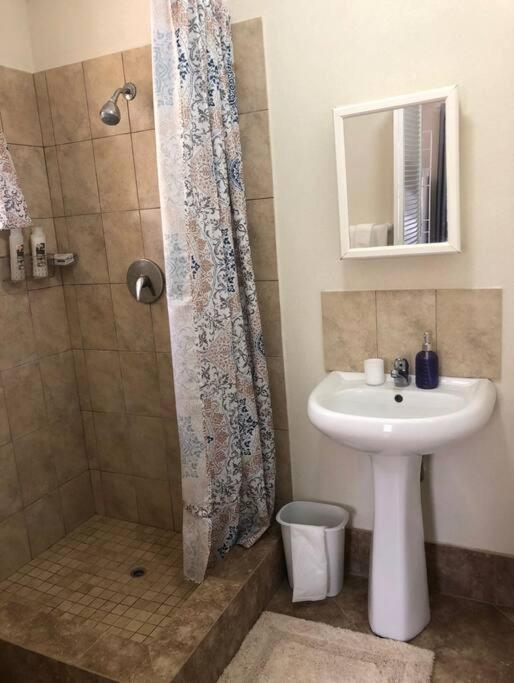 Kelly'S Studio Apartment - Rental Near Airport, Amenities And Bus Route Сейнт Филип Екстериор снимка