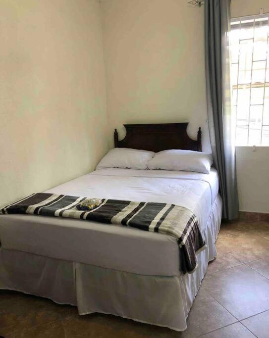 Kelly'S Studio Apartment - Rental Near Airport, Amenities And Bus Route Сейнт Филип Екстериор снимка